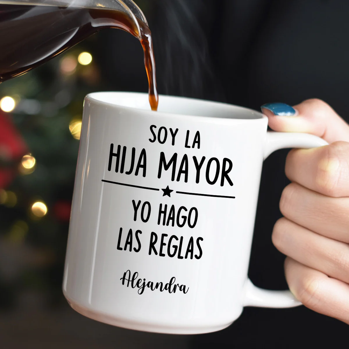 ¿QUIÉN HACE LAS REGLAS? - Personalized Ceramic Coffee Mug - Image 4